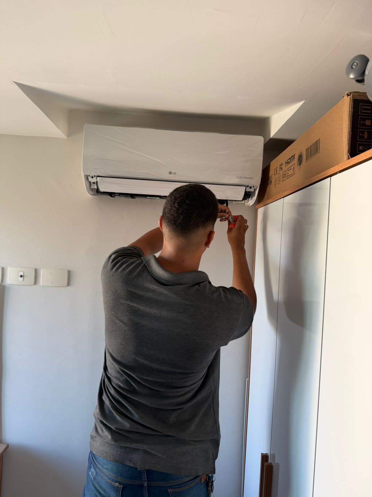 Carga de gás refrigerante em ar-condicionado